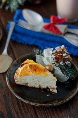 Ahşap masa üzerinde seramik plaka üzerinde Noel kek.