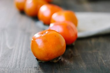 Trabzon hurması yılan ahşap yüzey üzerinde