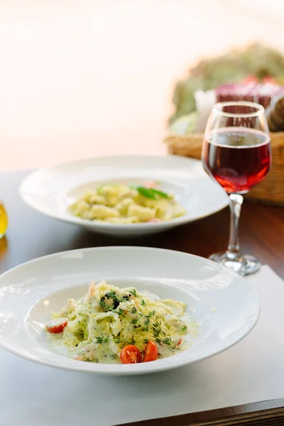 Итальянская кухня - паста феттучини со шпинатом и морепродуктами . — стоковое фото