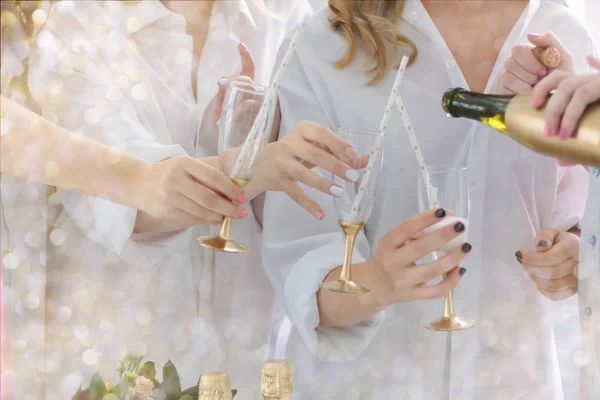 Mão derramando copos com champanhe de Natal durante a festa . — Fotografia de Stock