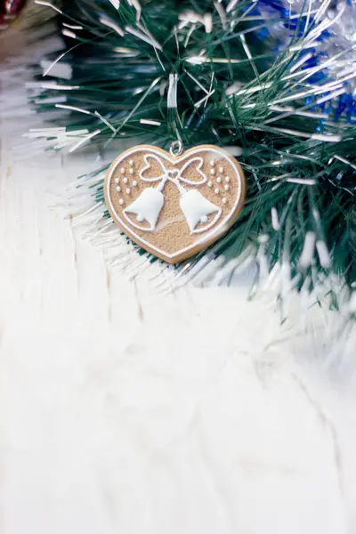 Fondo de Navidad con corazón en árbol de Navidad . —  Fotos de Stock