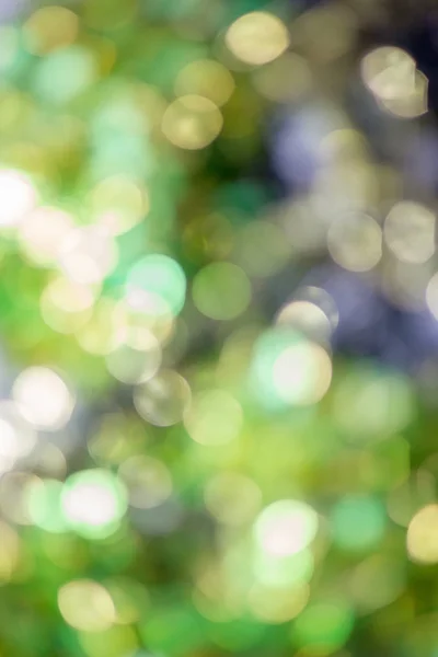 Blauer weihnachtlicher Hintergrund. grüner glitzernder Bokeh — Stockfoto