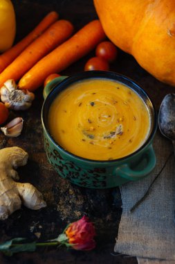 Zencefil çorba, sebze ve baharatlar.