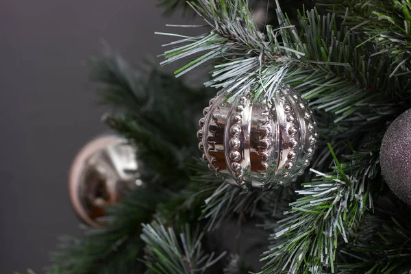 Árbol de Navidad decorado con juguetes, bolas y rosas . — Foto de Stock