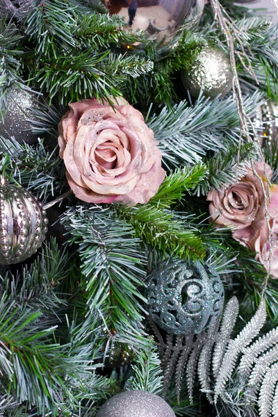 Árbol de Navidad decorado con juguetes, bolas y rosas . — Foto de Stock
