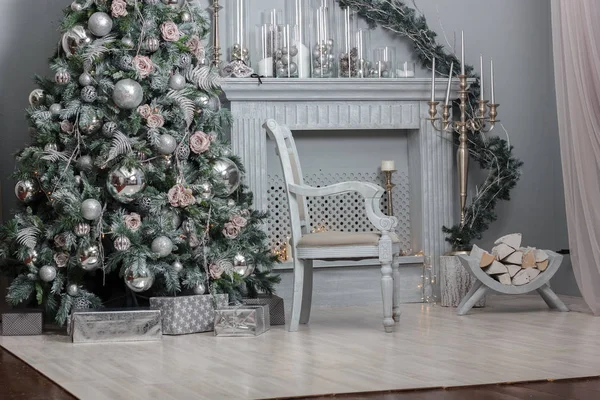 Décoration de Noël - chambre avec belle chaise, cheminée et sapin de Noël — Photo