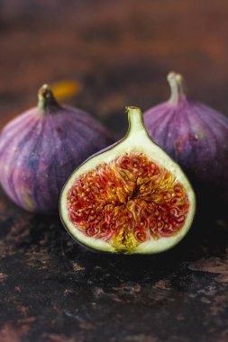 Paslı metal yüzeyi taze olgun incir yarısı.