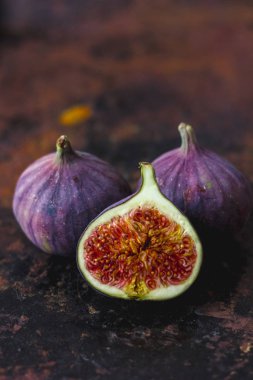 Paslı metal yüzeyi taze olgun incir yarısı.