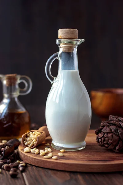 Leche fresca de pino o de cedro: leche vegana elaborada a partir de nueces cónicas . —  Fotos de Stock