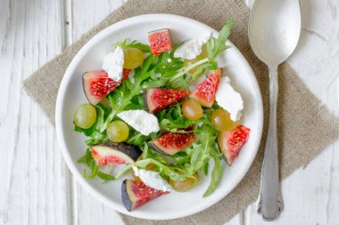 «Ana sayfa» incir ve keçi peynirli salata.