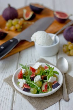 Vejetaryen incir ve goar peynir salatası.