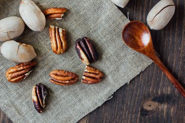 Bez parçası üzerinde pekan fındık ve tahta kaşıkla Üstten Görünüm