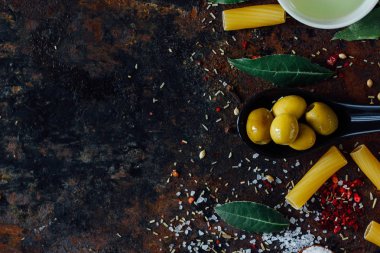 İtalyan torteglionili makarna ve diğer malzemeler..