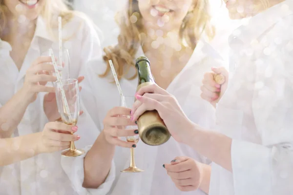 Mão derramando copos com champanhe de Natal durante a festa . — Fotografia de Stock