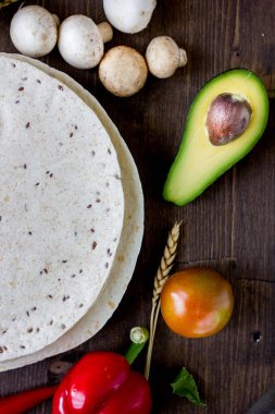 Tortilla - Tahta masada sebzeli mısır ekmeği.