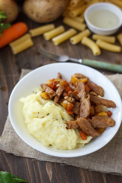 Sojafleisch mit Kartoffelpüree über Küchentisch. — Stockfoto