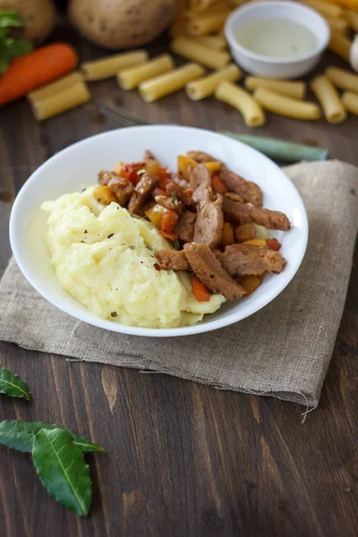 Sojafleisch mit Kartoffelpüree über Küchentisch. — Stockfoto