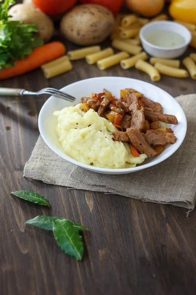 Sojafleisch mit Kartoffelpüree über Küchentisch. — Stockfoto