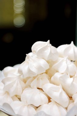 Siyah arka plan üzerine güzel beze tatlısı.