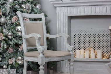 Noel dekorasyon - Oda güzel sandalye, şömine ve Noel ağacı