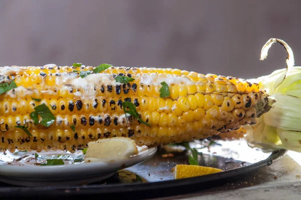 Maíz a la parrilla con limón, hierbas y especias — Foto de Stock