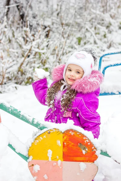 Dziecko dziewczynka gra snowy placu zabaw na zimowe — Zdjęcie stockowe