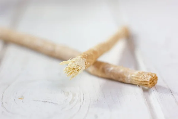 Miswak oder siwak - arabische Zahnbürste zur Zahnreinigung auf weiß. — Stockfoto