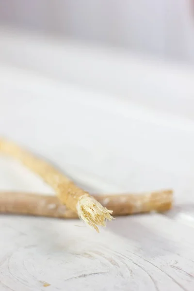 Мисвак или сивак - арабская зубная щетка для чистки зубов на белом . — стоковое фото
