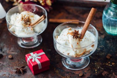 Sevgililer günü kutlaması için lezzetli tatlı