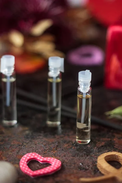 Parfum olie in kleine glazen fles voor Valentines day — Stockfoto