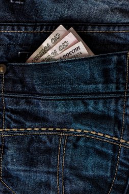 Bir mavi kot pantolon cebinde Rus ruble.