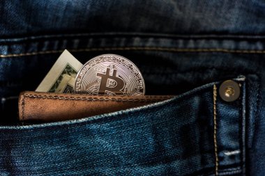 Bize dolar ve bitcoin sikke iç kot pantolon cebinde bir deri cüzdan.