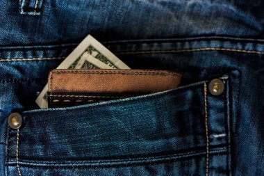 Mavi kot pantolon deri cüzdan ve bize bir cebinde buck.