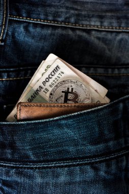 Kot pantolon cep deri cüzdan ve bitcoin para ile Rus ruble ile.