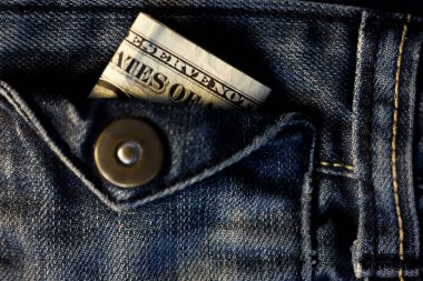 Bize dolar bir mavi kot pantolon cebinde.