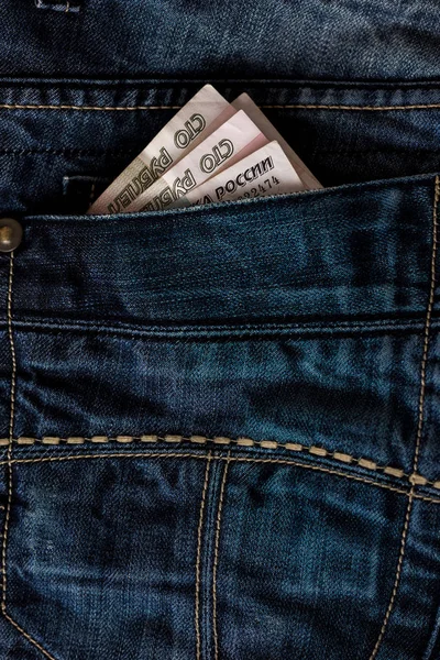 Bir mavi kot pantolon cebinde Rus ruble.