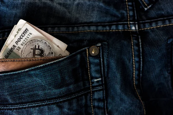 Jeans zak met lederen portemonnee en Russische roebel met bitcoin munt. — Stockfoto