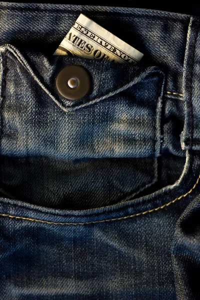 Bize dolar bir mavi kot pantolon cebinde.