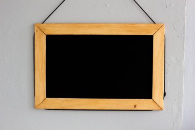 Duvardaki yazı tahtası. Bu siyah kurulu ile gri duvar.