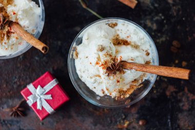 Dondurma tatlı ve hediye kutusunun yakınında Üstten Görünüm.
