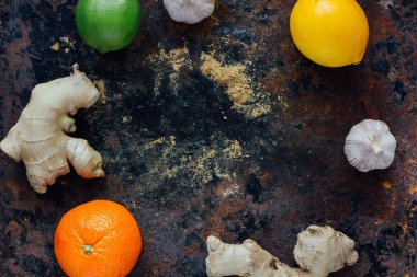 Sarımsak ve zencefilli narenciye. Çerçeve kenarı.