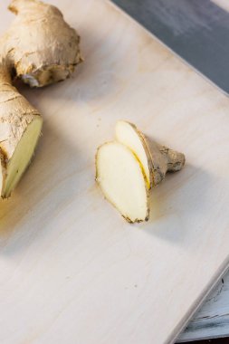 Dilimler zencefil kökü ahşap tahta üzerinde.