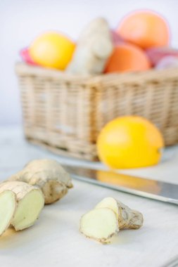 Zencefil dilimleri üzerine taze meyve ile ahşap masa.