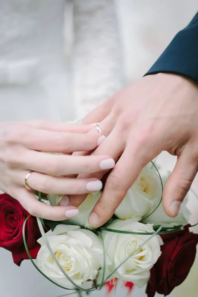 Novia puso el anillo de bodas a un dedo del novio . — Foto de Stock