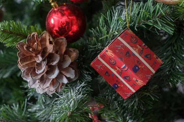 Los juguetes de Navidad en el nuevo pino de año . — Foto de Stock