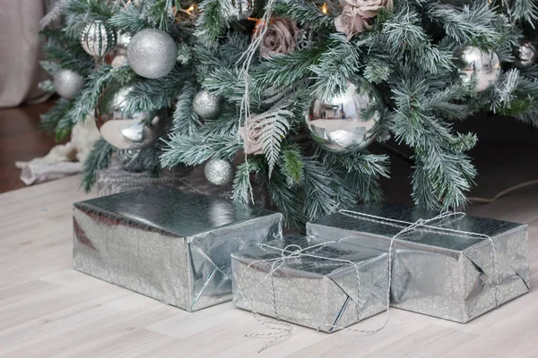 Presentes em uma caixa sob a árvore de Natal . — Fotografia de Stock