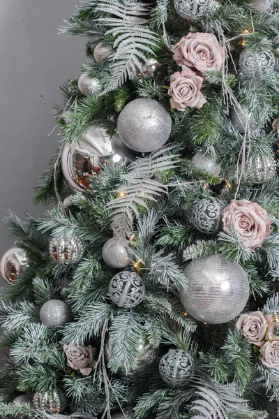 Kerstboom die versierd met speelgoed, ballen en rozen. — Stockfoto