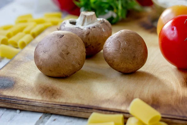 Portobello champignon auf einem Küchentisch aus Holz — Stockfoto