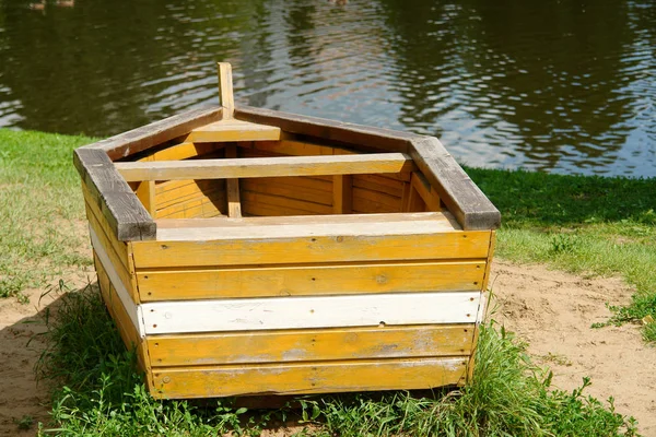 Barco de madeira na margem do lago — Fotografia de Stock