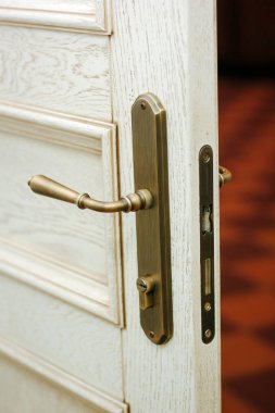 Açık kapı modern ev veya ofis.